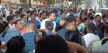 कोलकाता : चुनाव आयोग के बाहर बीएलओ का प्रदर्शन जारी, भाजपा नेता ने बताया 'टीएमसी के हॉकर'