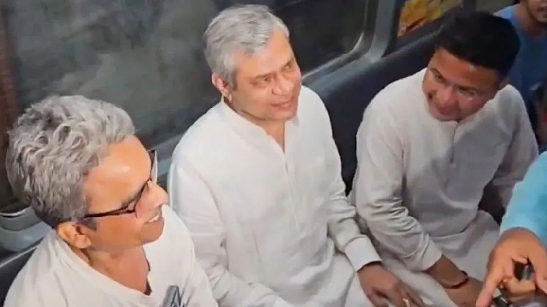 रेल मंत्री अश्विनी वैष्णव ने कोलकाता मेट्रो में यात्रियों से की सीधी बात, ऑटो रिक्शा से भी किया सफर