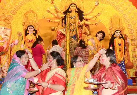 कोलकाता पुलिस ने रेड रोड पर दुर्गा पूजा कार्निवल के लिए तैयारियां शुरू कीं