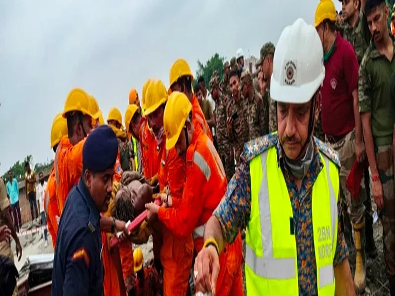 Kolkata warehouse collapse: 18 trapped, 3 dead in Taratala godown cave-in