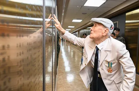 Korean War veteran Han Hee-na, 96, donates handwritten wartime records to South Korea Army