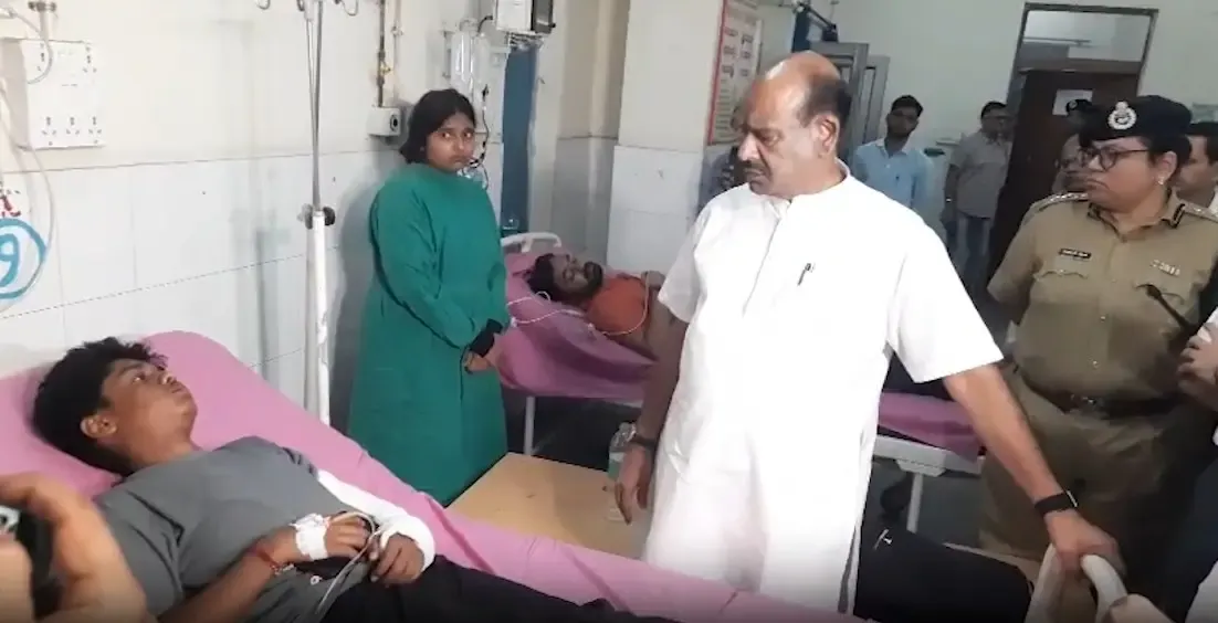 कोटा बस हादसा: दिल्ली-मुंबई एक्सप्रेसवे पर 8 की मौत, लोकसभा अध्यक्ष ओम बिड़ला ने अस्पताल पहुँचकर घायलों का जाना हाल