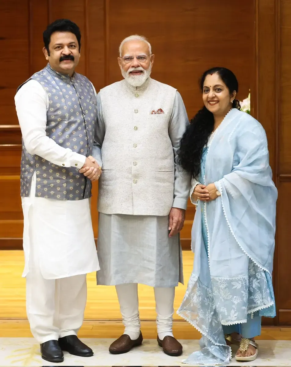 Actor Krishna Kumar Shares Special Moment with PM Modi and Family