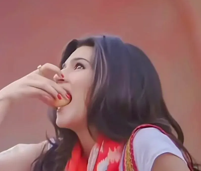 Kriti Sanon marks 12 years in Bollywood, recalls gol gappa debut in Heropanti