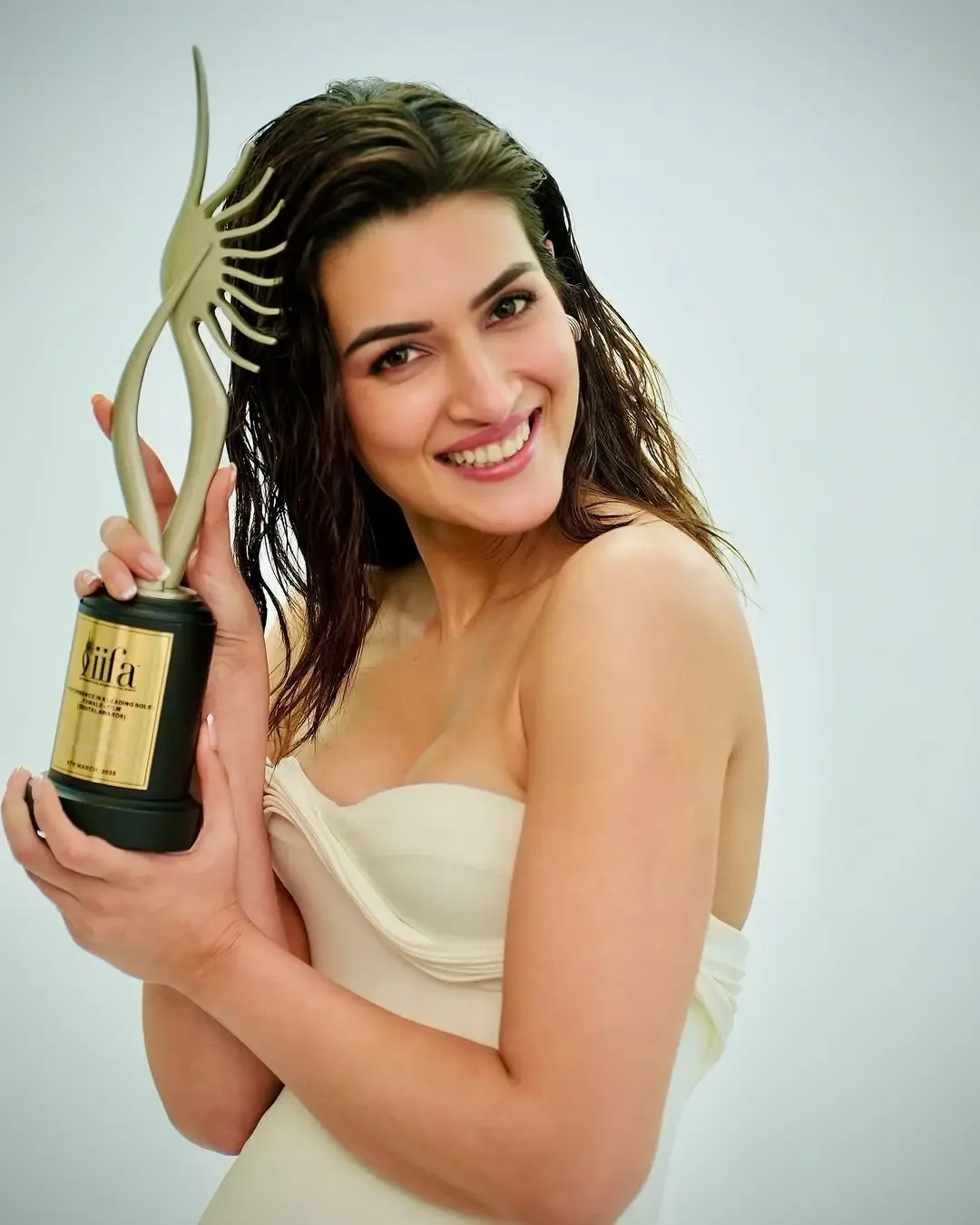 Kriti Sanon & Kanika Dhillon Shine at IIFA 2025 with 'Do Patti' Winning 'Best Actor' & 'Best Original Story'