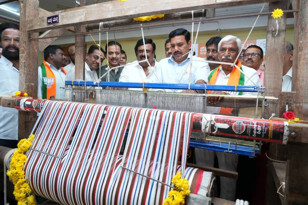 Karnataka BJP marks National Handloom Day, backs Modi govt's weaver schemes