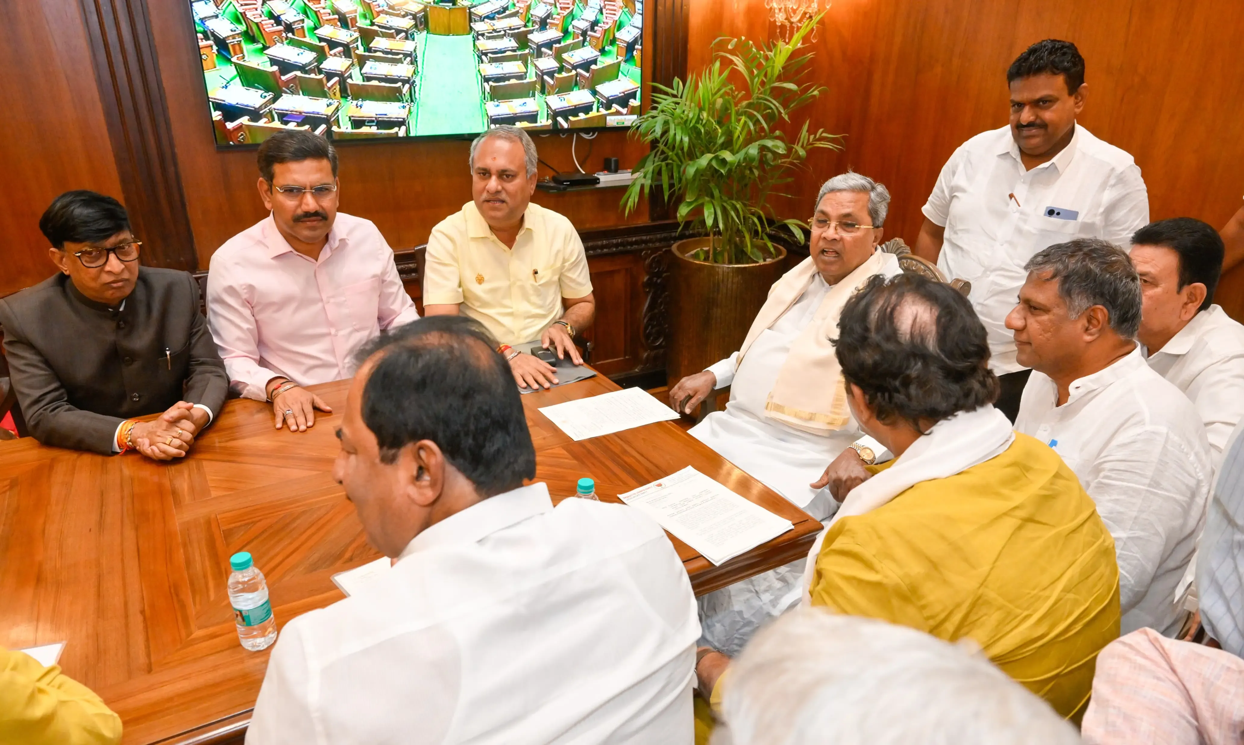 Karnataka: BJP and JD-S MLAs Convene with Siddaramaiah Prior to Budget Announcement