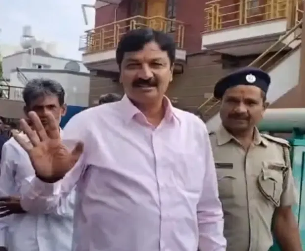 BJP MLA Jarkiholi meets Siddaramaiah in Mysuru amid sting op row