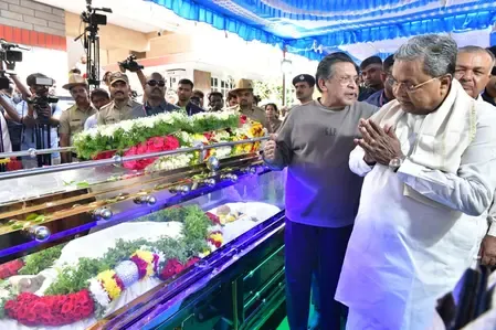 Karnataka CM Honors Bharat Bhushan, Confirms Return of 175 Kannadigas from Kashmir