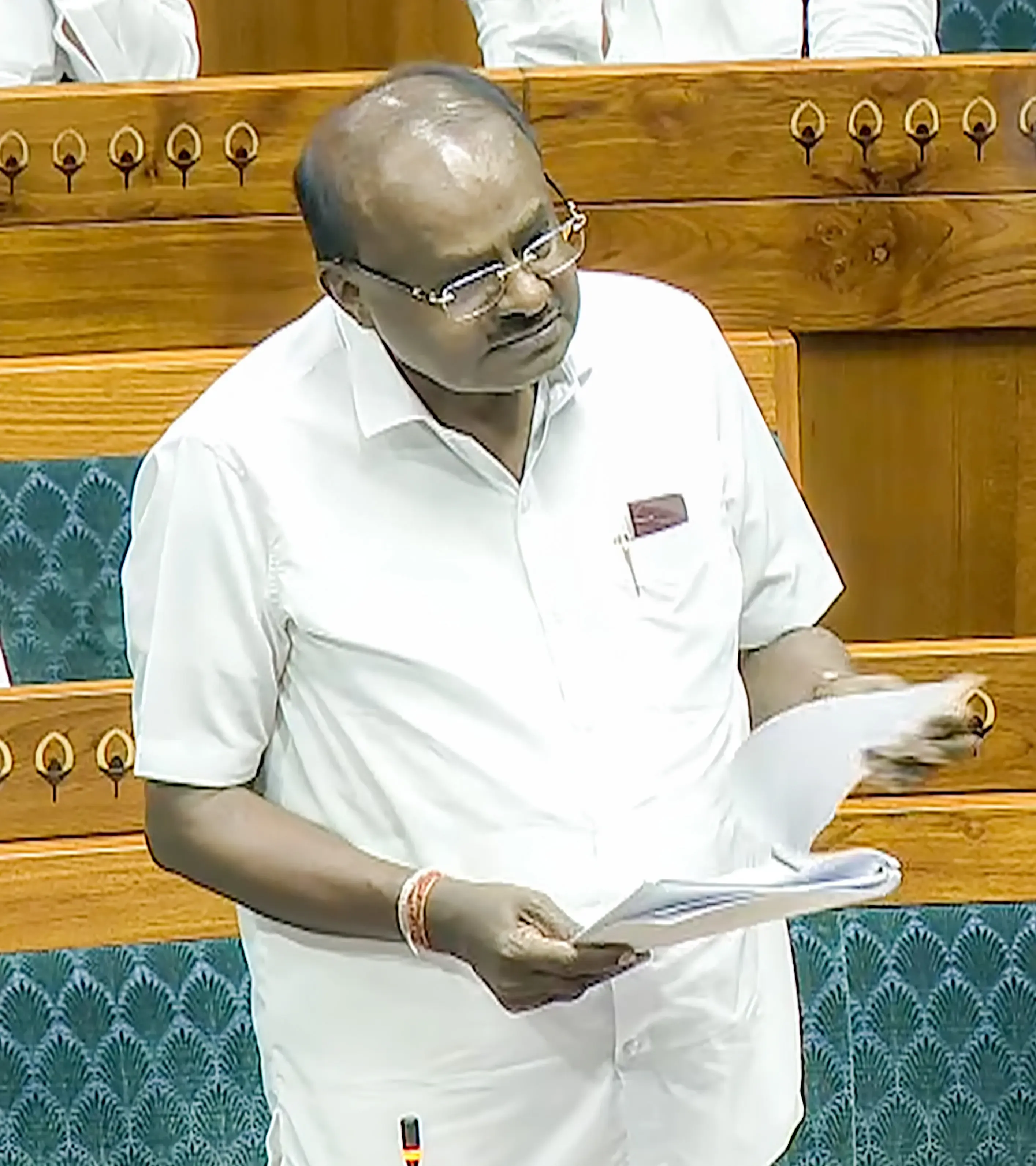 Karnataka Minister Sudhakar on ventilator; family rebukes Kumaraswamy's political remarks