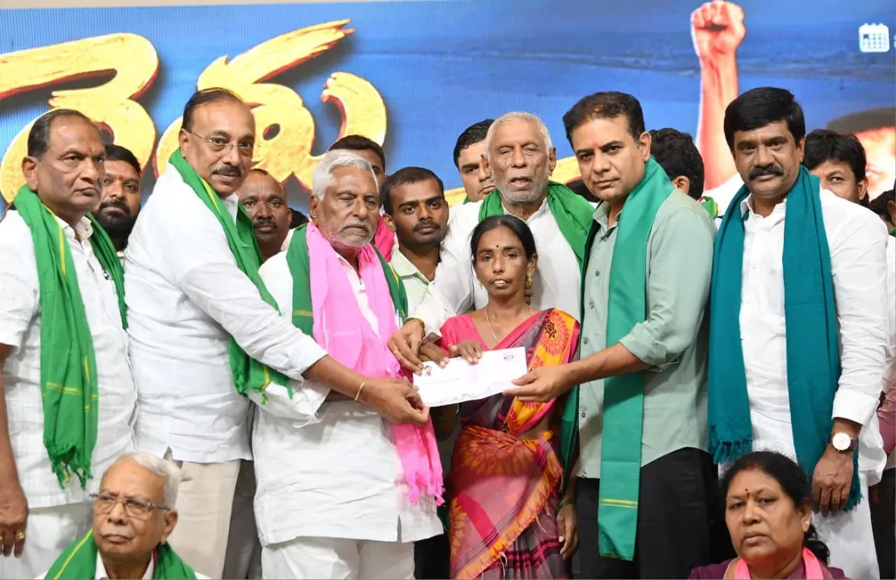 KTR gives ₹5 lakh each to families of 4 farmers killed at Manchiryal centre