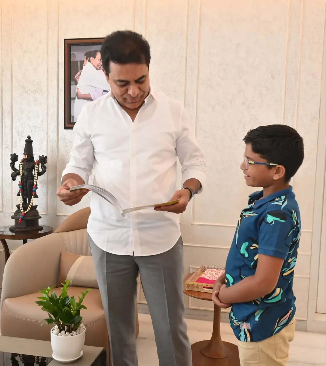 KTR meets 11-year-old cartoonist Shriyaan Srirangam, lauds his book