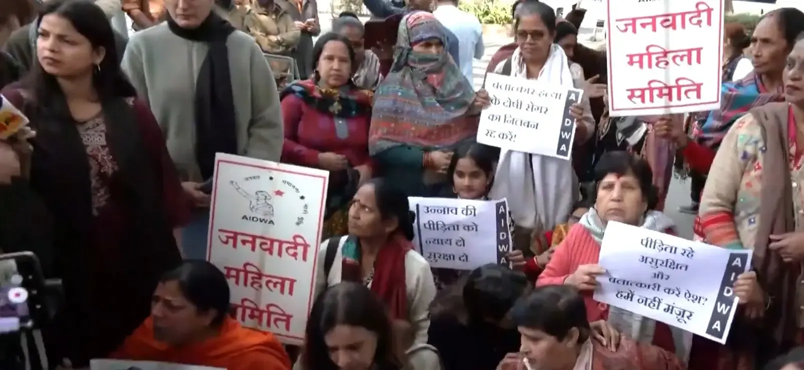 क्या कुलदीप सेंगर की जमानत के खिलाफ महिलाओं ने दिल्ली हाईकोर्ट के बाहर प्रदर्शन किया?