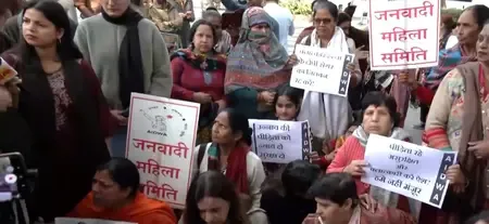 क्या कुलदीप सेंगर की जमानत के खिलाफ महिलाओं ने दिल्ली हाईकोर्ट के बाहर प्रदर्शन किया?
