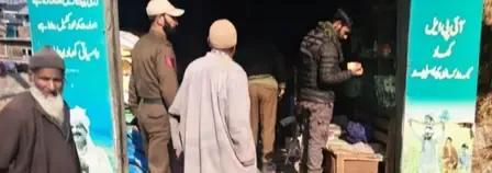 कुलगाम पुलिस ने फर्टिलाइजर और रसायन की दुकानें खंगाली, चेक किया रिकॉर्ड