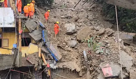कुल्लू  : भूस्खलन में इमारत ढहने से दो लोग मलबे में दबे, रेस्क्यू ऑपरेशन जारी