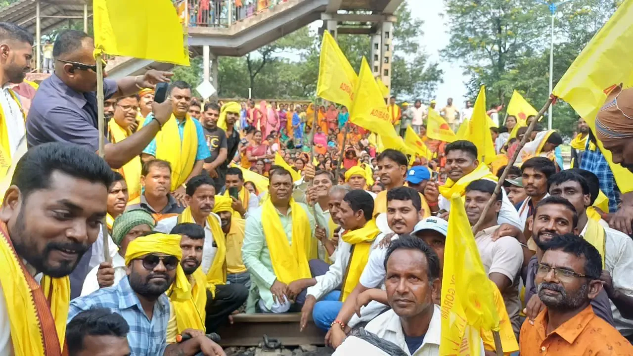 Why Are Kurmi Activists Blocking Railway Tracks in Jharkhand?
