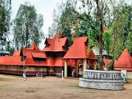 कुरम्बा भगवती मंदिर: मां काली को प्रसन्न करने के लिए भक्त खेलते हैं खून की होली, देते हैं गालियां 