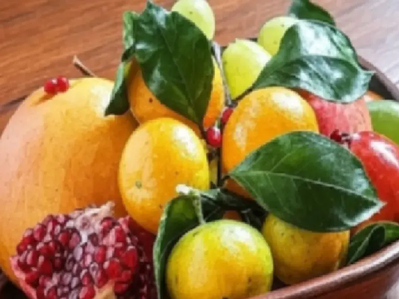 क्या फल और भोजन को एक साथ खाना उचित है? आयुर्वेद का दृष्टिकोण