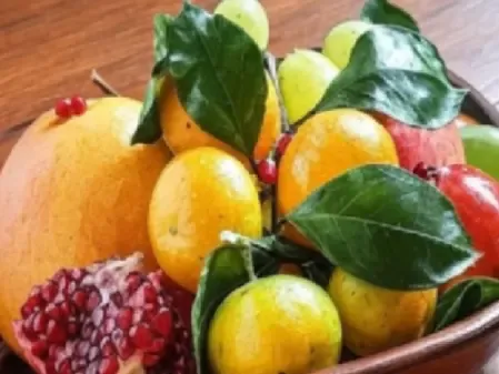 क्या भोजन के साथ फल खाना सही है? जानें क्या कहता है आयुर्वेद