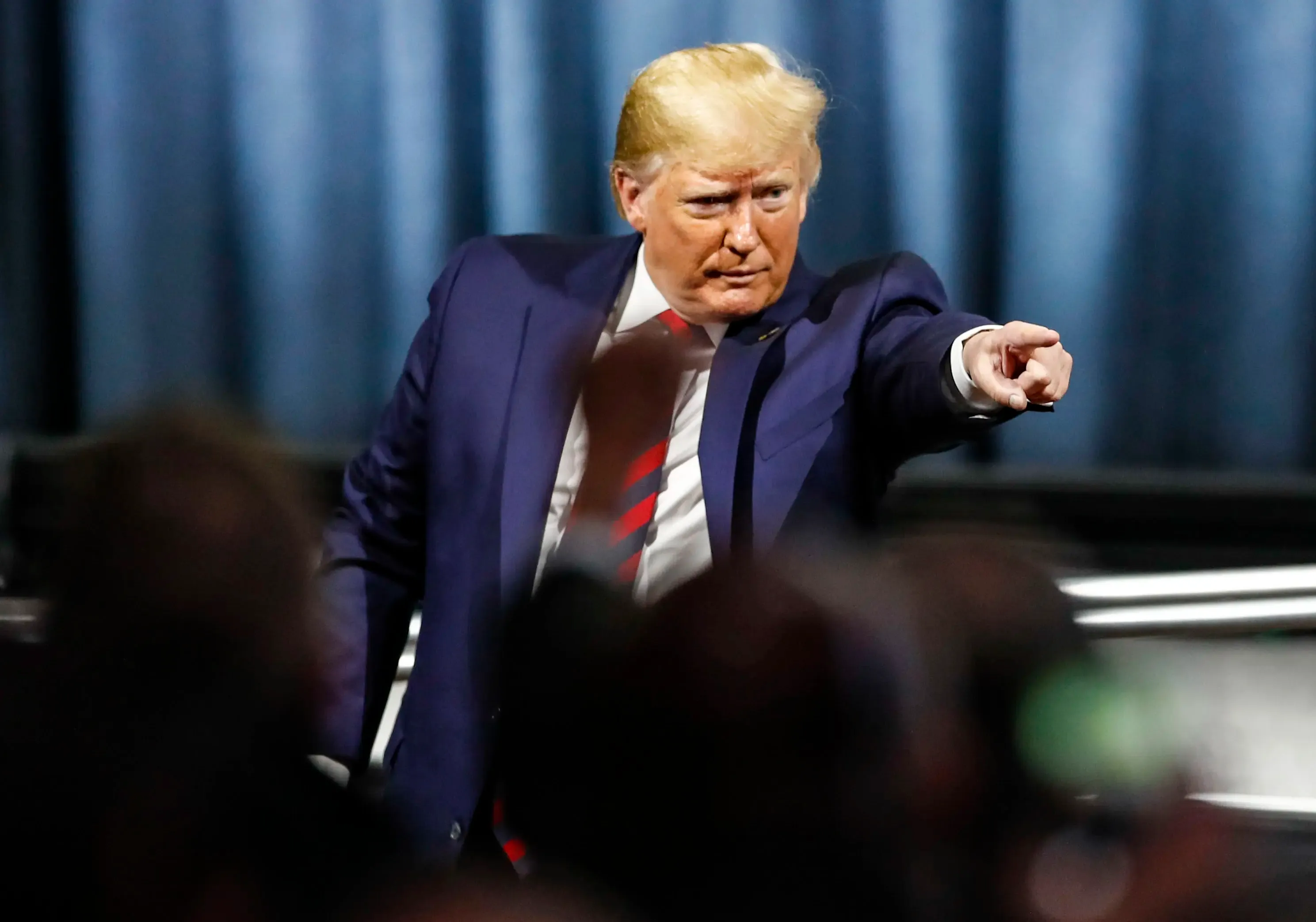 क्या बीबीसी के दो बड़े अधिकारियों ने ट्रंप से जुड़े विवाद के कारण इस्तीफा दिया?