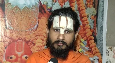 केजरीवाल के फांसी वाले बयान पर विष्णु दास महाराज का पलटवार: 'क्या वे सुप्रीम कोर्ट हैं?'