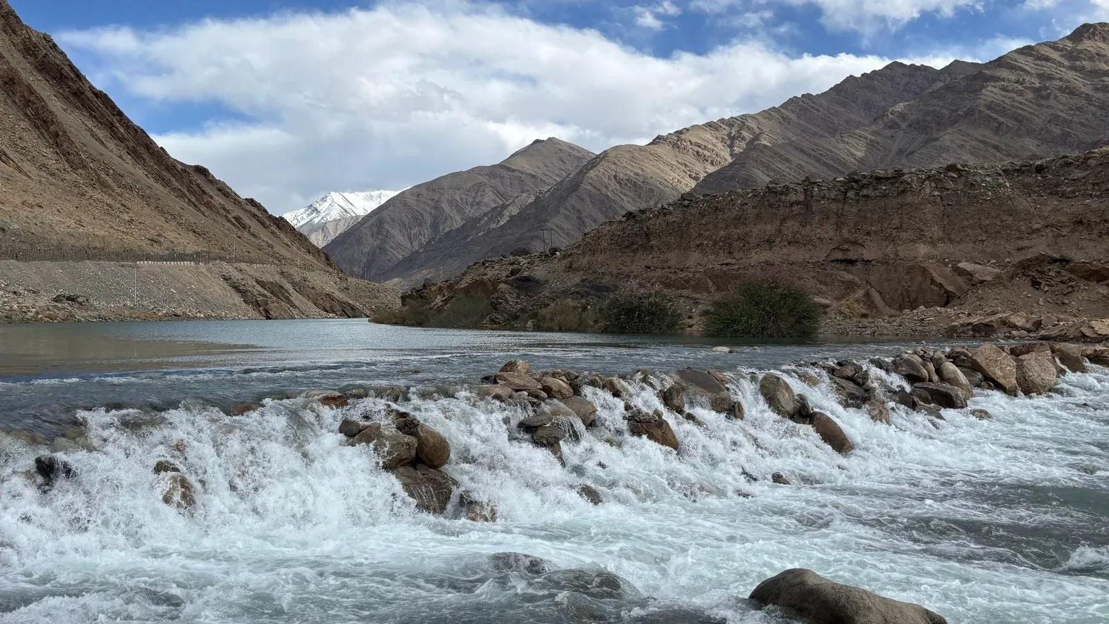 सिंधु नदी पर देश का पहला रॉक चेक डैम: लद्दाख के उपशी में उपराज्यपाल वीके सक्सेना ने किया उद्घाटन