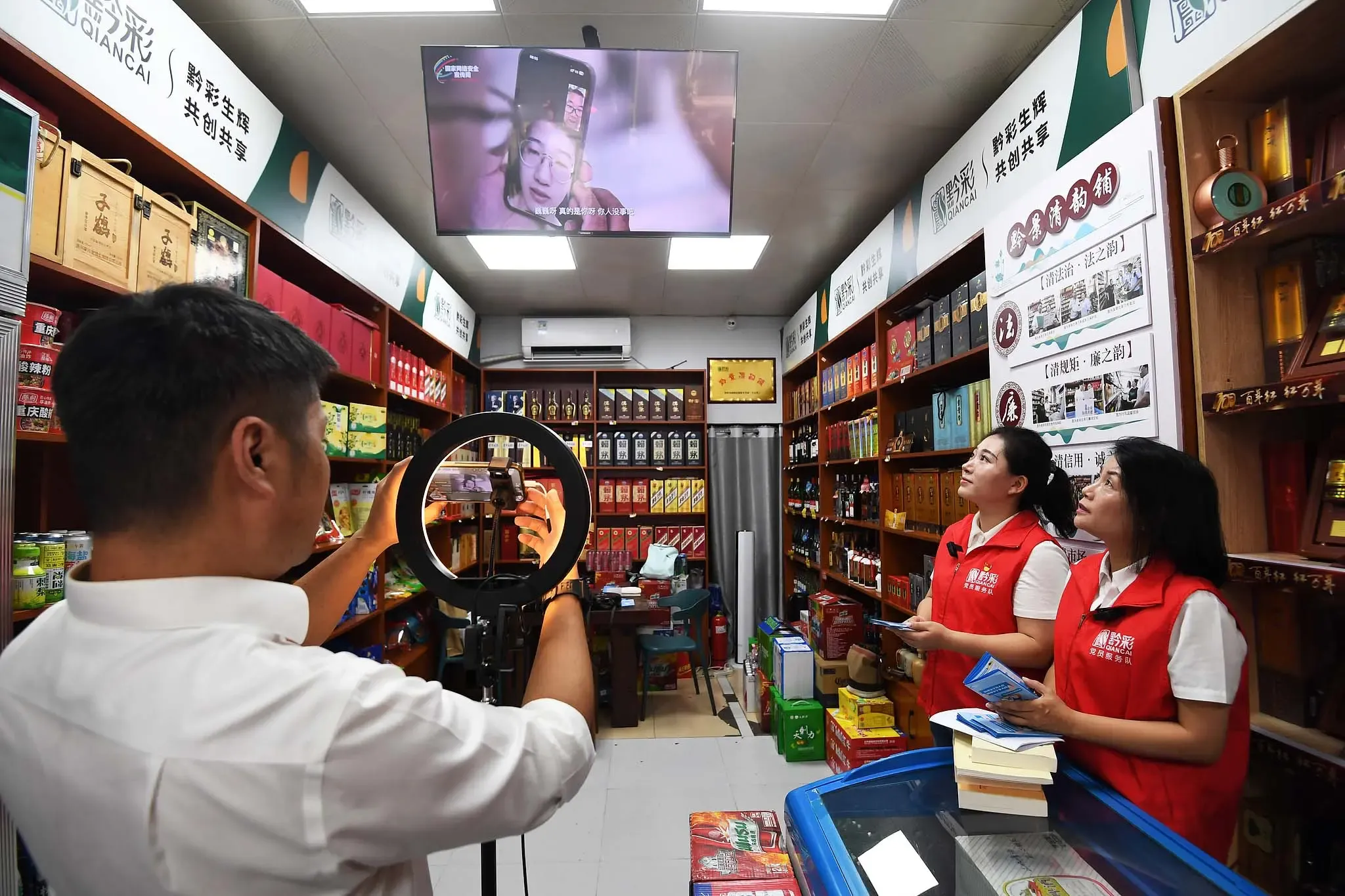 क्या लगातार 13 वर्षों से दुनिया का सबसे बड़ा ऑनलाइन खुदरा बाजार चीन बना हुआ है?