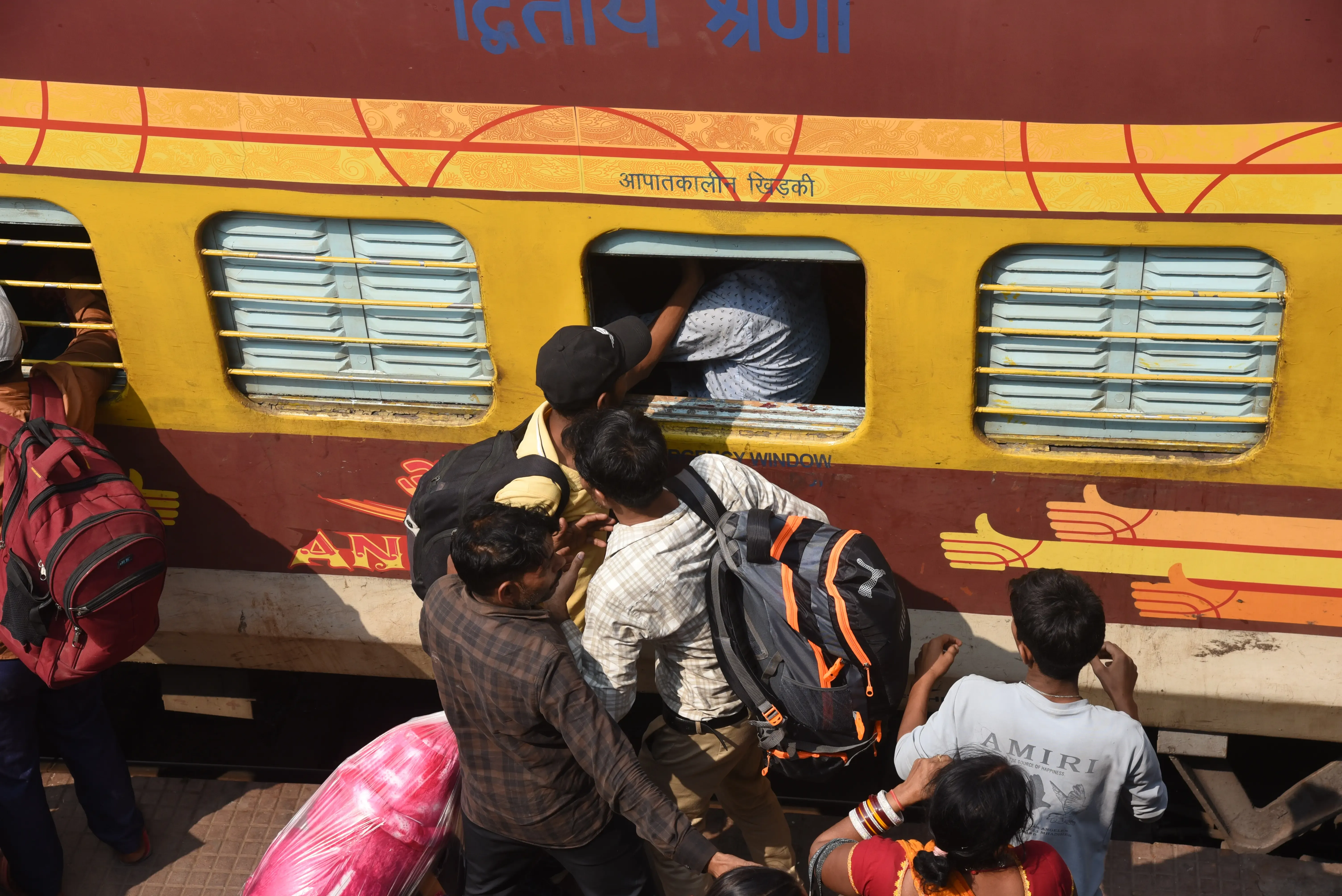 क्या लाहाबोन-सिमुलतला रेलखंड में ट्रैक अवरोध से ट्रेनों का परिचालन प्रभावित हुआ?