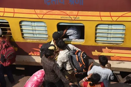 क्या लाहाबोन-सिमुलतला रेलखंड में ट्रैक अवरोध से ट्रेनों का परिचालन प्रभावित हुआ?