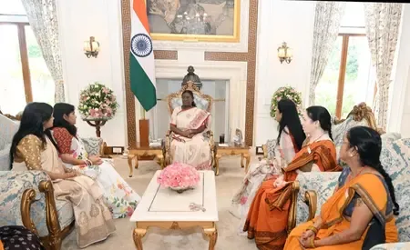 लखनऊ के 'मसाला मठरी केंद्र' की महिलाएं राष्ट्रपति मुर्मू से मिलकर भावविभोर हुईं