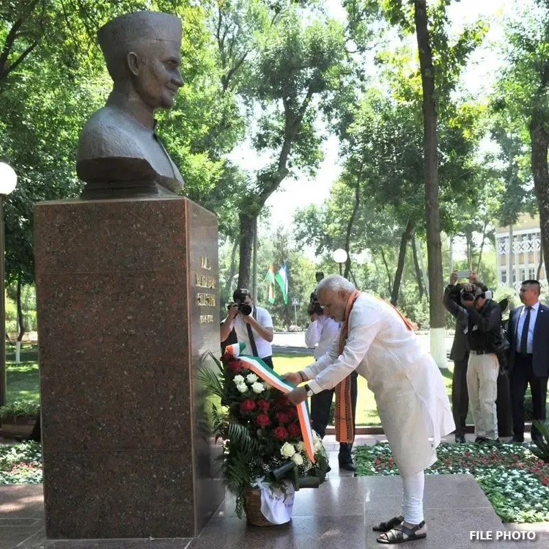 लाल बहादुर शास्त्री जयंती: PM मोदी ने एक्स पर दी श्रद्धांजलि, कहा — 'बाहर से विनम्र, भीतर से चट्टान'