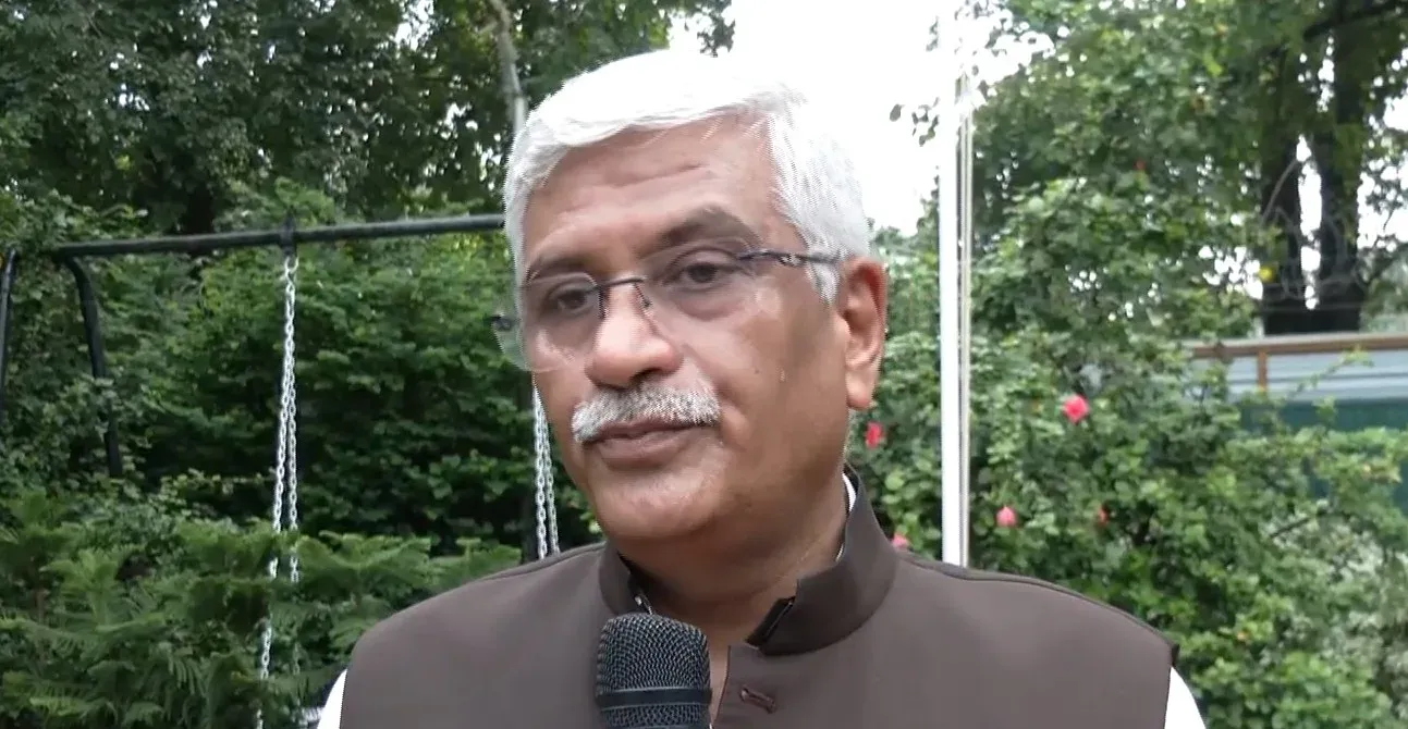 स्वतंत्रता दिवस समारोह से राहुल गांधी और खड़गे की अनुपस्थिति पर शेखावत बोले — 'लोकतांत्रिक परंपराओं में आस्था ज़रूरी'