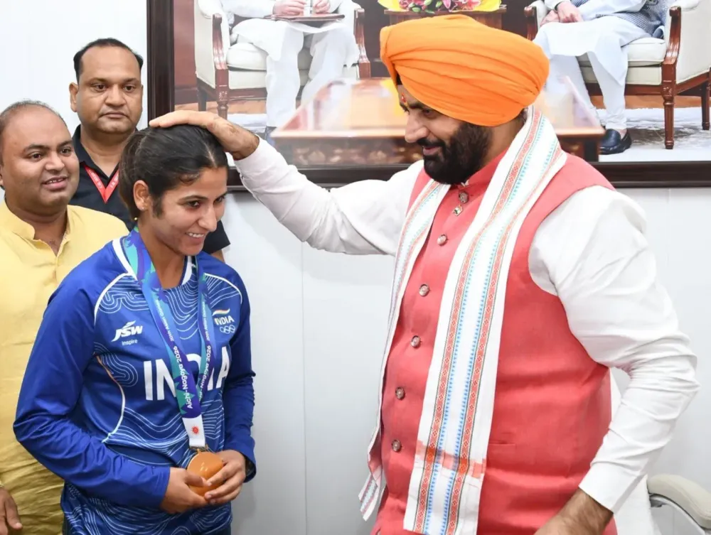 CM Saini Meets India Women's Hockey Vice-Captain Navneet Kaur