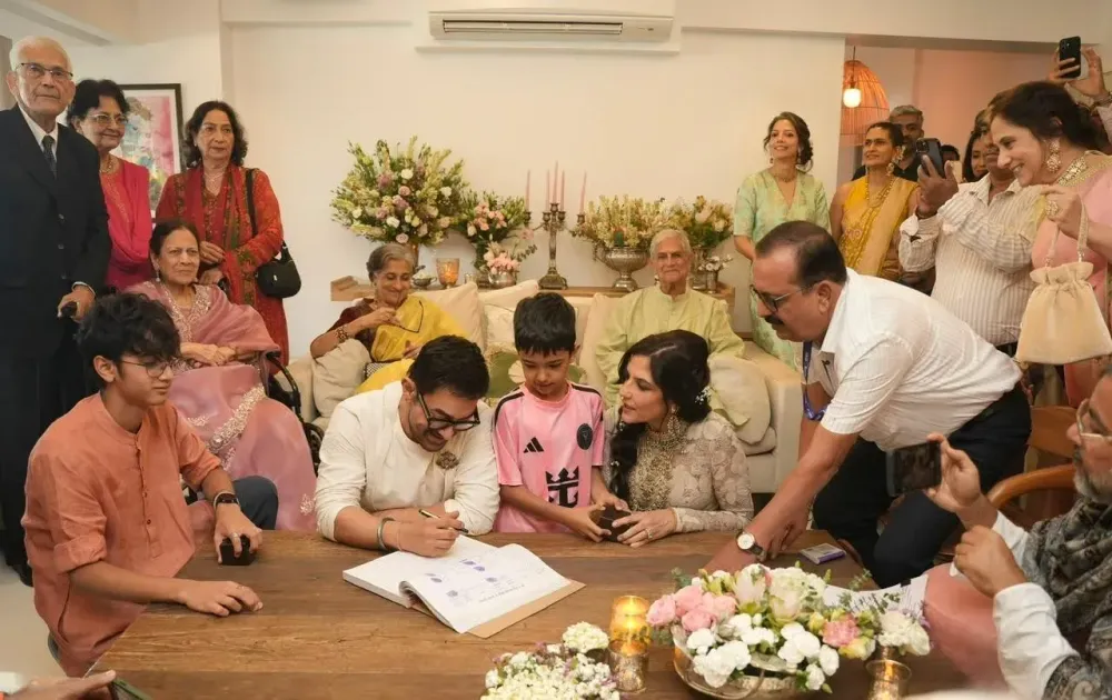 आमिर-गौरी की शादी की पहली तस्वीर आई सामने; बेटे बने रिंग बेयरर, जमीन पर बैठकर कपल ने साइन किए पेपर्स