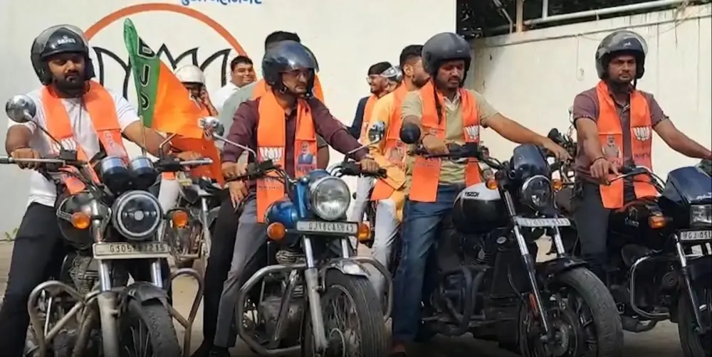 PM मोदी के जन्मदिन पर वडनगर से वाराणसी तक बाइक रैली, सूरत के 25 युवा रवाना