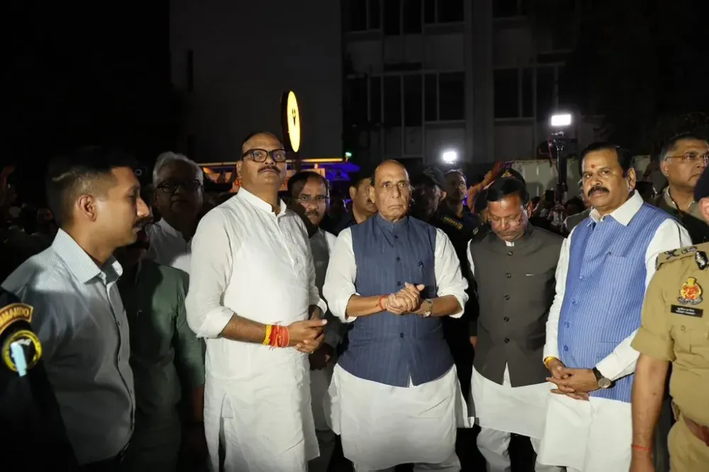 Rajnath Singh Visits KGMU After Lucknow Accident