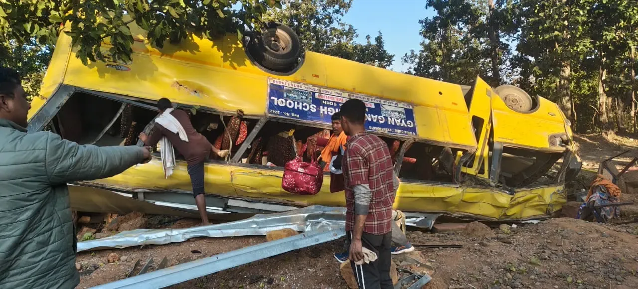 क्या लातेहार में ओरसा घाटी में पलटी बस से 5 लोगों की मौत हुई?