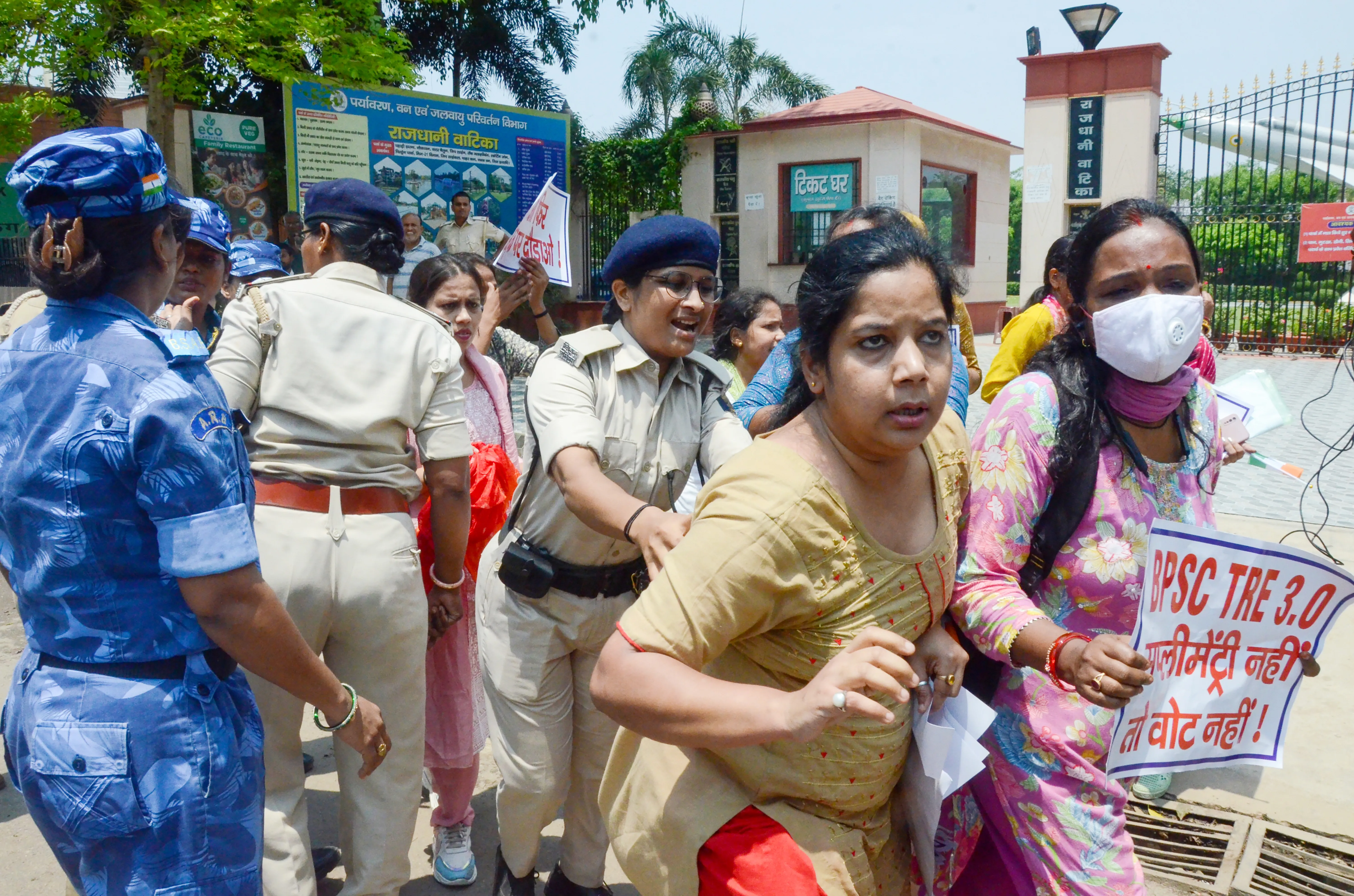 Why Did the Lathicharge on Teacher Recruitment Examination Candidates Ignite Outrage in Bihar?
