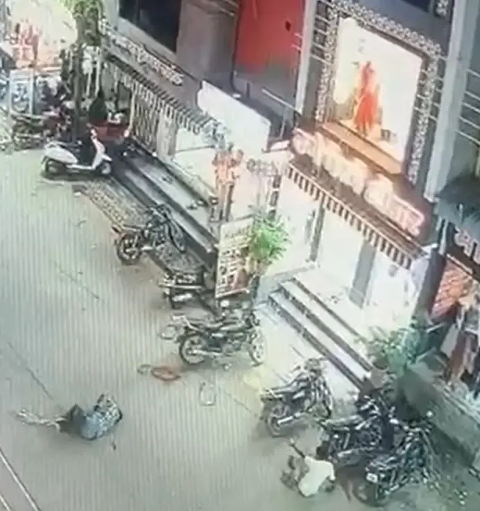 क्या लातूर में दीपावली सजावट के दौरान दो मजदूरों का गिरना एक बड़ा हादसा बन गया?
