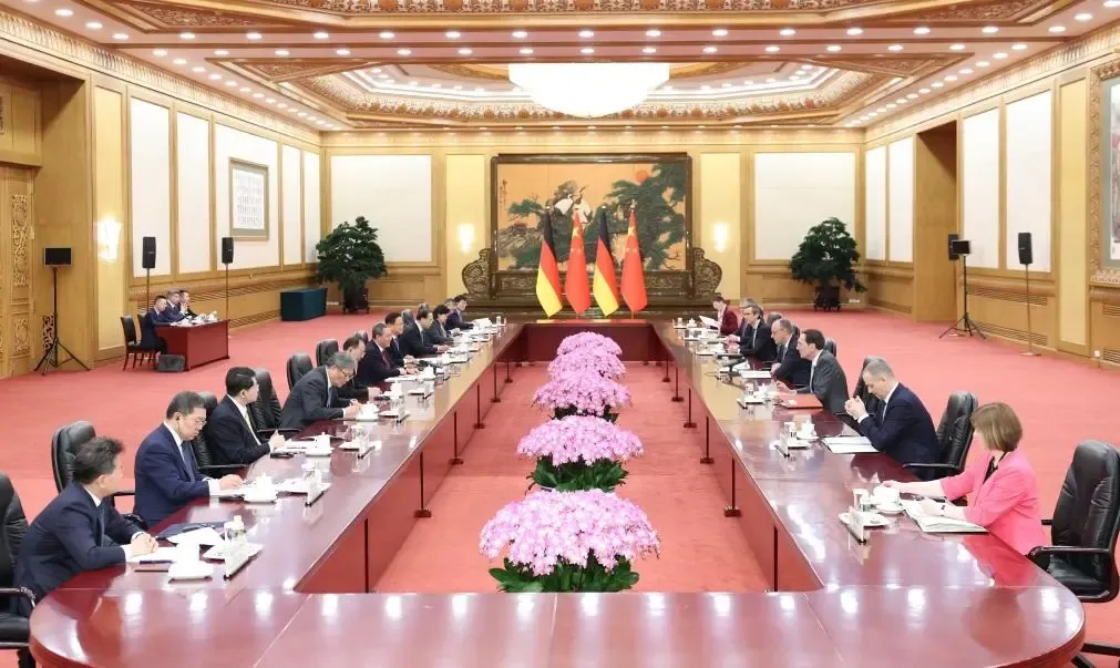 ली छ्यांग और जर्मन चांसलर के बीच महत्वपूर्ण वार्ता