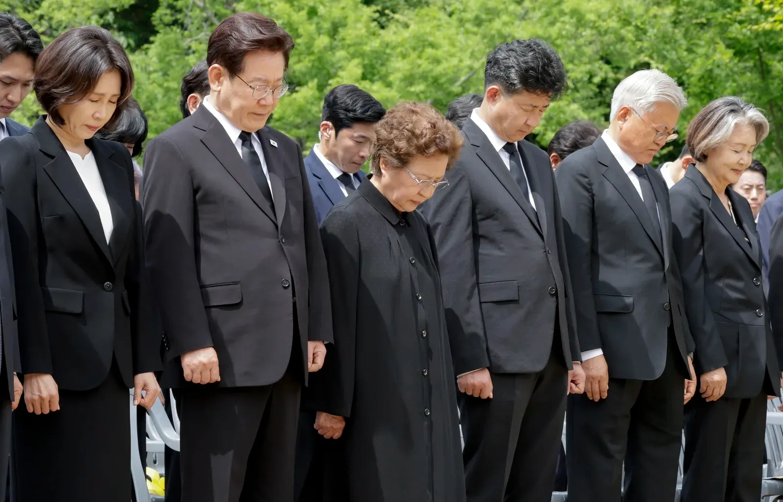 Lee Jae Myung pledges to carry Roh Moo-hyun's legacy on 17th death anniversary
