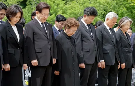 Lee Jae Myung pledges to carry Roh Moo-hyun's legacy on 17th death anniversary