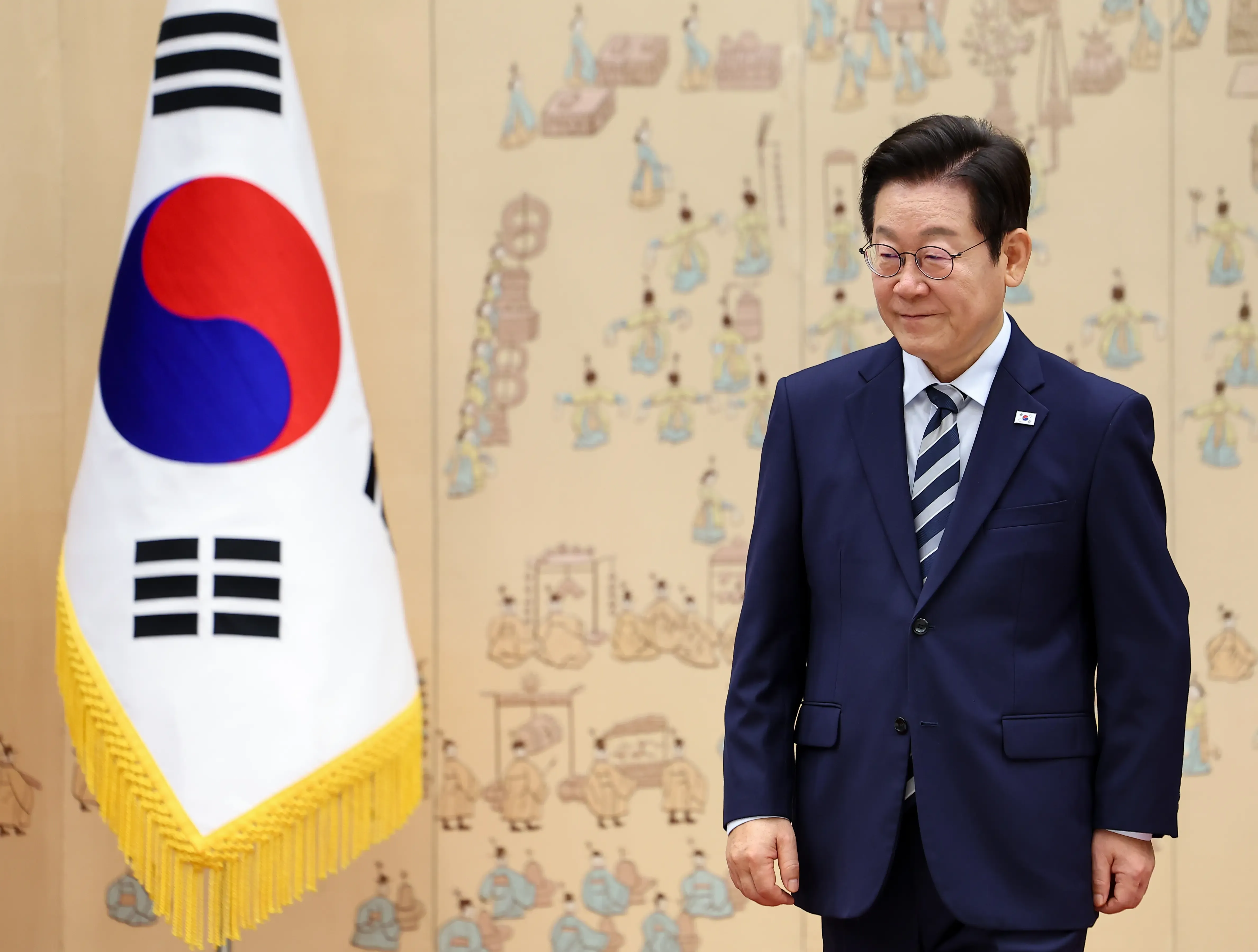 Did Lee Receive Credentials from 7 New Ambassadors to South Korea?