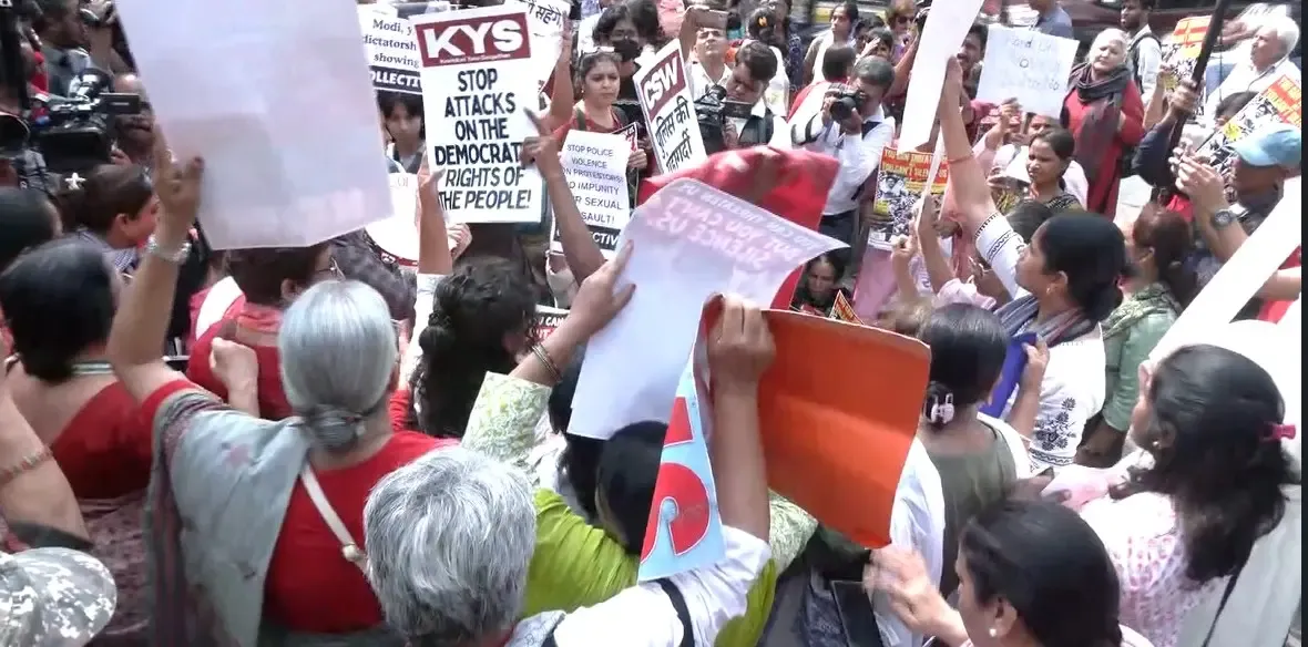 Leftist groups protest at Delhi Police HQ over alleged harassment of women demonstrators