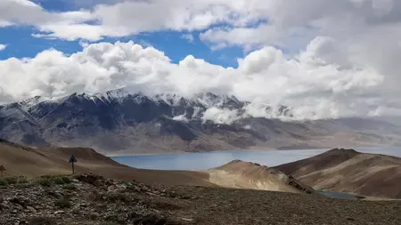 लेह की शांत और खूबसूरत नीली झील, जहां ऊंचे पहाड़ों के बीच दिखता है रंग-बिरंगा आसमान