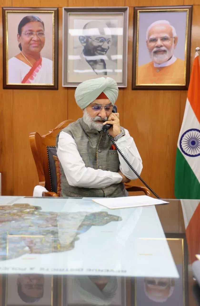 दिल्ली LG विनय कुमार सक्सेना ने 12वीं टॉपर्स से की मुलाकात, बोले — 'युवा ही विकसित भारत की नींव'