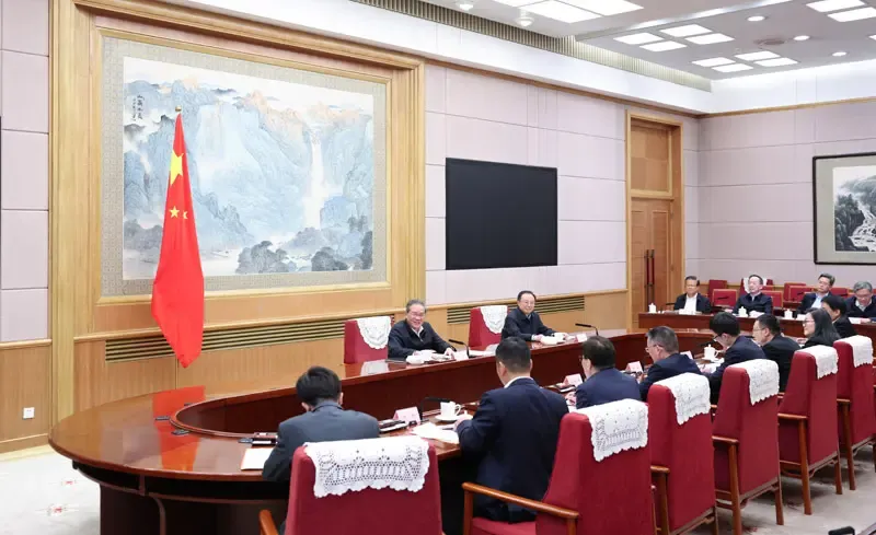 ली छ्यांग ने आर्थिक स्थिति पर विशेषज्ञों के साथ संगोष्ठी का आयोजन किया