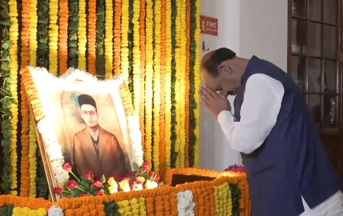 वीर सावरकर जयंती पर लोकसभा अध्यक्ष ओम बिरला ने संसद में अर्पित की पुष्पांजलि, कहा — युवाओं में जगाई देशभक्ति की अलख