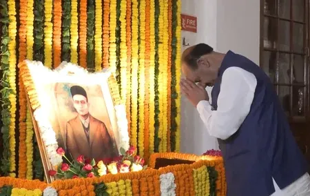 वीर सावरकर जयंती पर लोकसभा अध्यक्ष ओम बिरला ने संसद में अर्पित की पुष्पांजलि, कहा — युवाओं में जगाई देशभक्ति की अलख